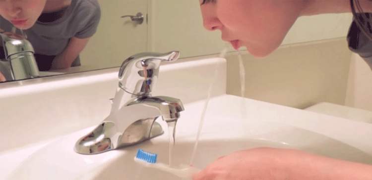 کیا آپ جانتے ہیں کہ دانتوں کو برش کرنے کے بعد پانی سے کلی کرنے کے کیا نقصان ہوتے ہیں؟