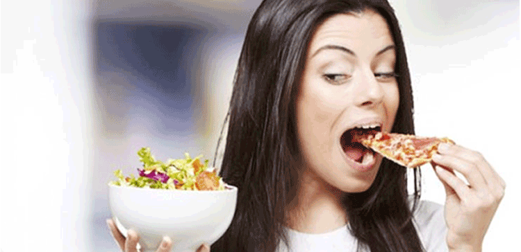 کھانے کے دوران کی جانے والی 5 عام غلطیاں جو وزن کم نہیں ہونے دیتیں