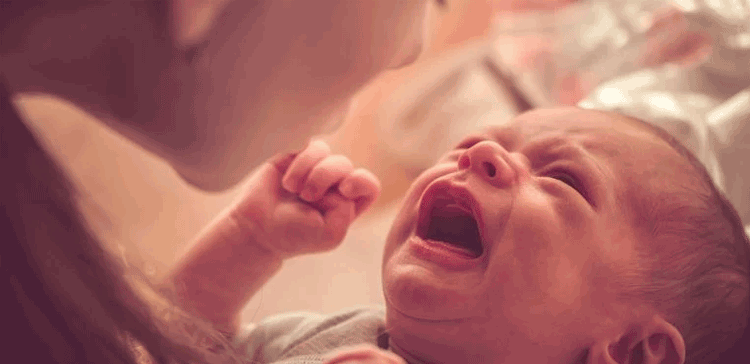 شیر خوار بچے ساری رات کیوں روتے ہیں ان کو پرسکون رکھنے کے لیے ماؤں کو کیا کرنا چاہیے؟