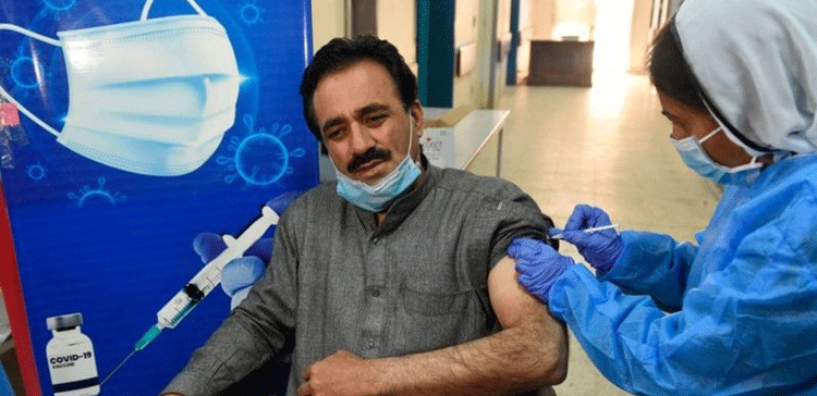 کورونا وائرس: پاکستان میں ویکسین کے لیے سخت سکیورٹی انتظامات کی وجہ کیا ہے؟