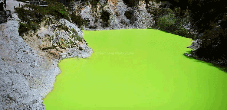 یہاں شیطان غسل کرتا ہے، نیوزی لینڈ کا ایک حیرت انگیز تالاب جس کا پانی بھی عجیب