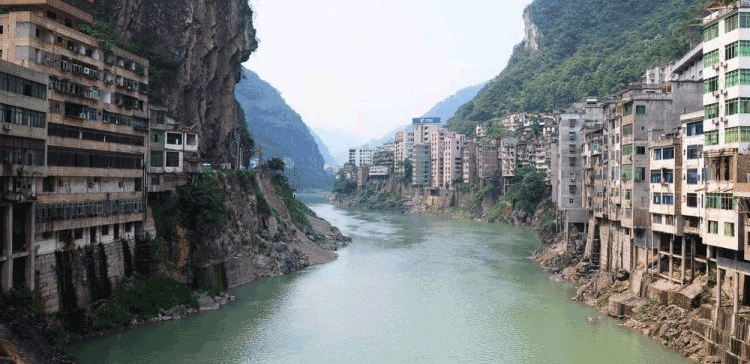 آخر یہاں کوئی کیوں رہنا چاہتا ہے… دنیا کا سب سے تنگ شہر جہاں لاکھوں افراد آباد ہیں