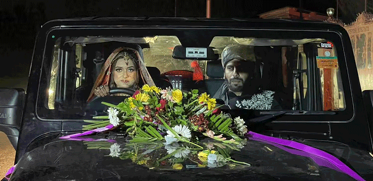 ایک ایسی دلہن کے بارے میں جو دولہا کو گاڑی میں بٹھا کر خود ہی لے آئی