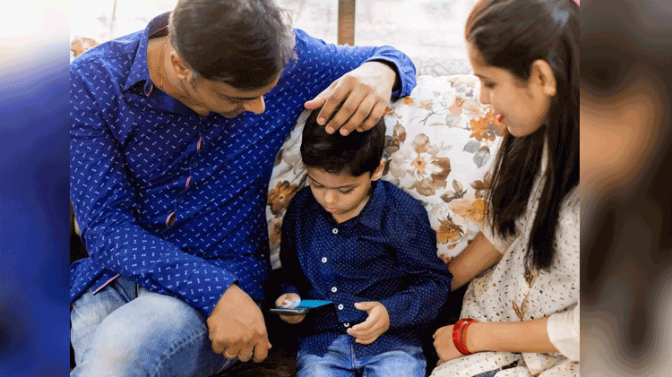 بچہ روئے تو موبائل نہ پکڑائیں، آپ اپنے بچوں کو کیسے موبائل فون سے دور رکھ سکتے ہیں؟