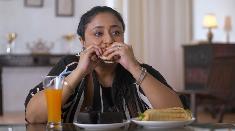 میں ڈپریشن میں زیادہ کھا جاتی ہوں۔۔۔کیا موٹاپے کی ایک وجہ ڈپریشن ہے؟