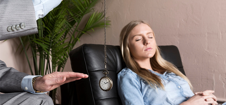 تمہیں نیند آرہی ہے تم سو رہی ہو، ہپناٹزم کیا ہے اور کیا آپ بھی کسی کو ہپناٹائز کر سکتے ہیں؟