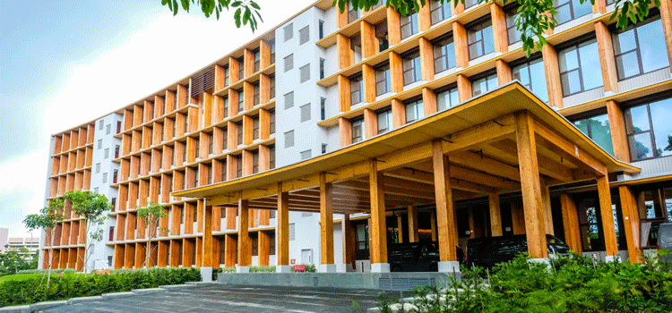 ایشیا کی سب سے بڑی لکڑی کی عمارت اندر سے کیسی نظر آتی ہے؟