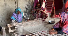 پاکستان: کیلے کے تنے سے مصنوعات بناتی خواتین