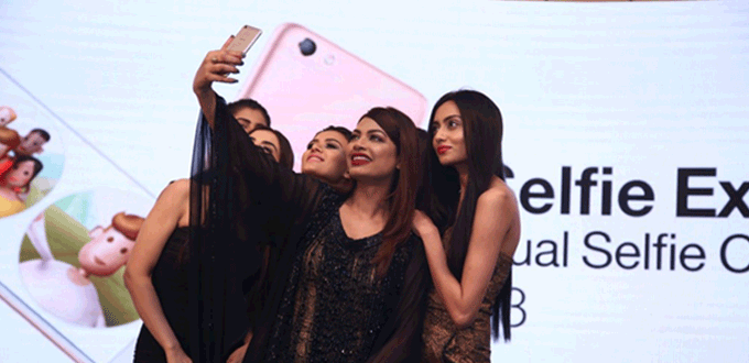 Oppo F3 ٬ سیلفی اِسٹک کا زمانہ ہوا پرانا