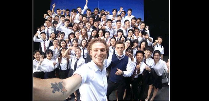 پیشہ ور فوٹوگرافر سے زیادہ بہتر گروپ سیلفی صرف 5 سیکنڈ میں