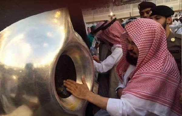 Hajre Aswad (The Black Stone of Mecca) – Complete History, Virtues, and Information