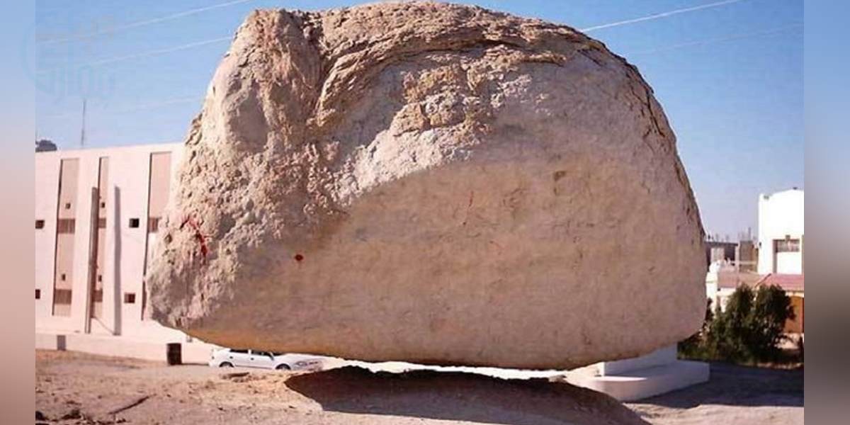 کیا واقعی یہ پتھر ہوا میں رہتا ہے؟ جانیے سعودی عرب میں موجود اس جادوئی پتھر کے بارے میں دلچسپ معلومات