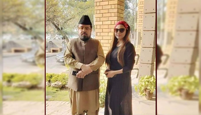 حریم شاہ نے مفتی عبدالقوی کو تھپڑ کیوں مارا؟ دیکھیں ویڈیو مناظر