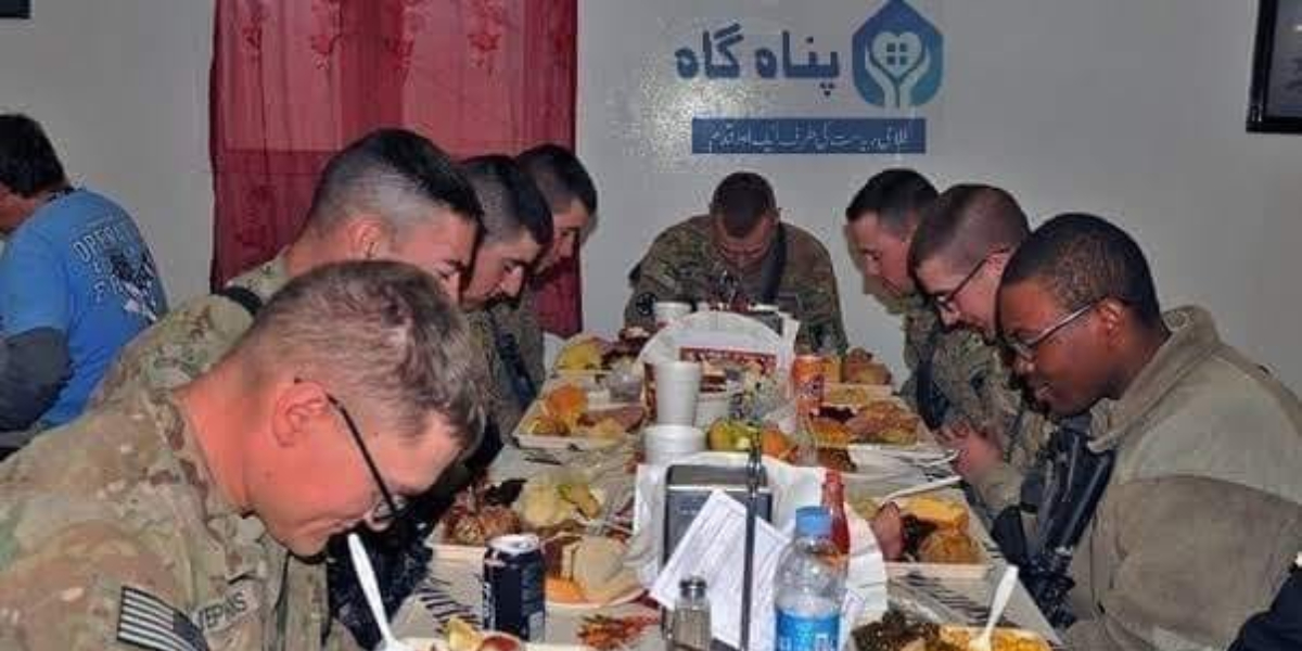 پاکستان میں امریکی فوجی ۔۔  کھانا کھاتے ہوئے تصویر سوشل میڈیا پر وائرل ، جانیے اس تصویر کی حقیقت کیا ہے؟