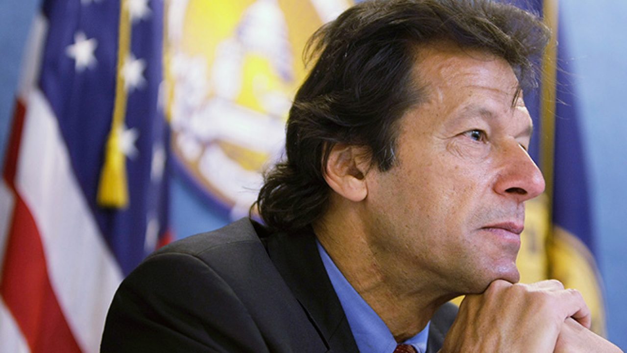 آپ یا تو مہنگائی کنٹرول کرلیں یا ہمیں گھبرانے کی اجازت دے دیں کیونکہ ۔۔ لائیو کال میں خاتون  کے سوال کے بعد عمران خان کیا بولے؟