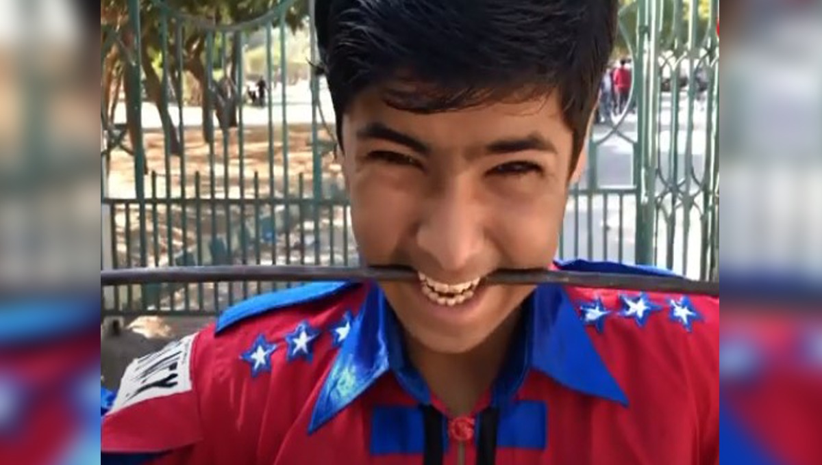 پاکستان کا ایک ایسا بچہ جو چھوٹی سی عمر میں خطرناک کرتب کر کے سب کو حیران کر دیتا ہے، ویڈیو