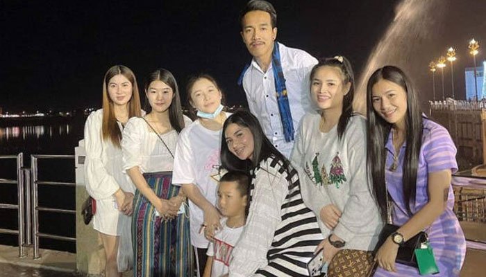  8 بیویوں کے ساتھ ایک ہی گھر میں خوش و خرم زندگی گزارنے والے شخص کی دلچسپ کہانی