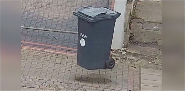 کورونا لاک ڈاؤن میں لی گئی اس تصویر میں سڑک پر رکھا کچرا دان ہوا میں کیسے؟ تصویر نے سب کو پریشان کر دیا