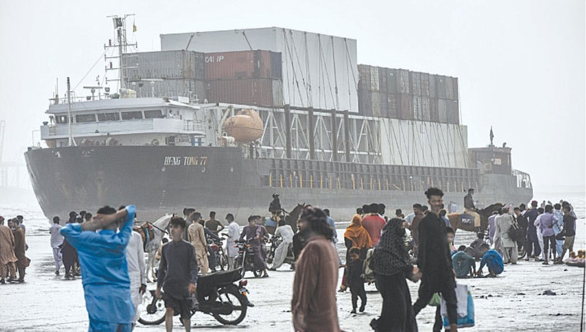 بحری جہاز کو بھی نہیں چھوڑا ۔۔ کراچی کے ساحل پر پھنسا بحری جہاز تفریح کے لیے استعمال ہونے لگا