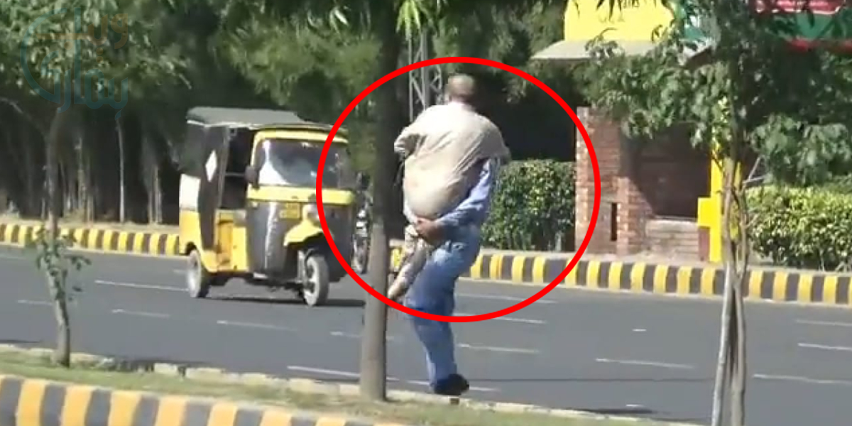 اللّٰہ اس کی ہر مشکل آسان کرے، جس نے بزرگ کی مدد کی۔۔ ٹریفک پولیس والا اپنی وائرل ویڈیو سے  سوشل میڈیا پر کیسے چاہ گیا؟