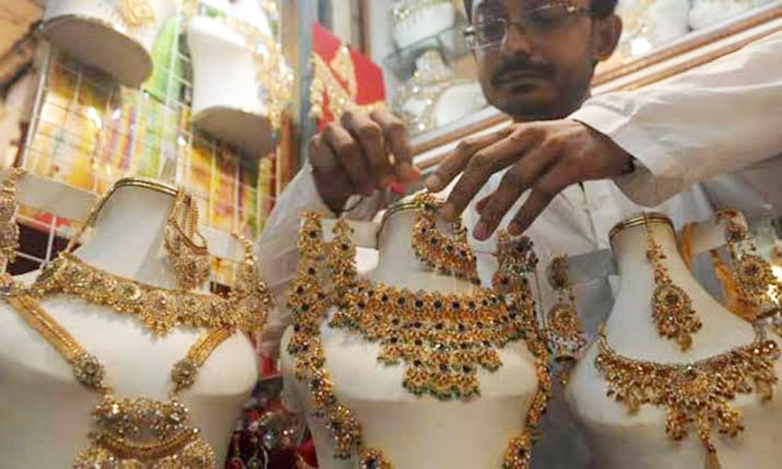 سونے کی قیمت میں بڑی کمی۔۔۔ فی تولہ کتنے کا ہو گیا؟