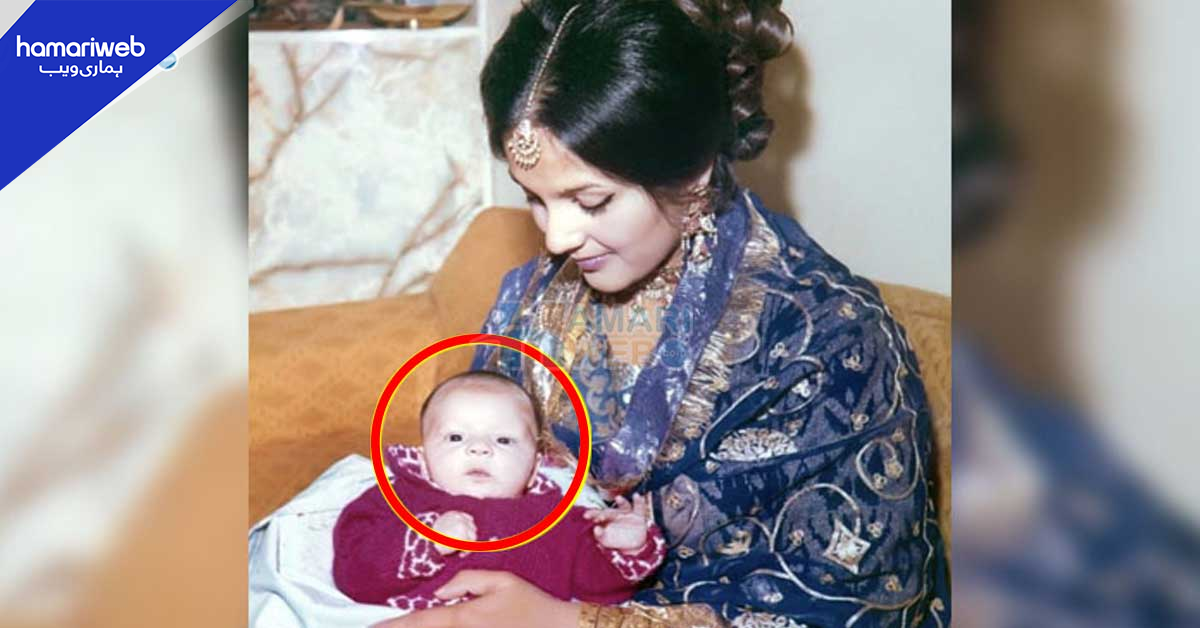 ماں کی گود میں لیٹی، یہ ننھی پری کون؟ انہیں ہر کوئی جانتا ہے