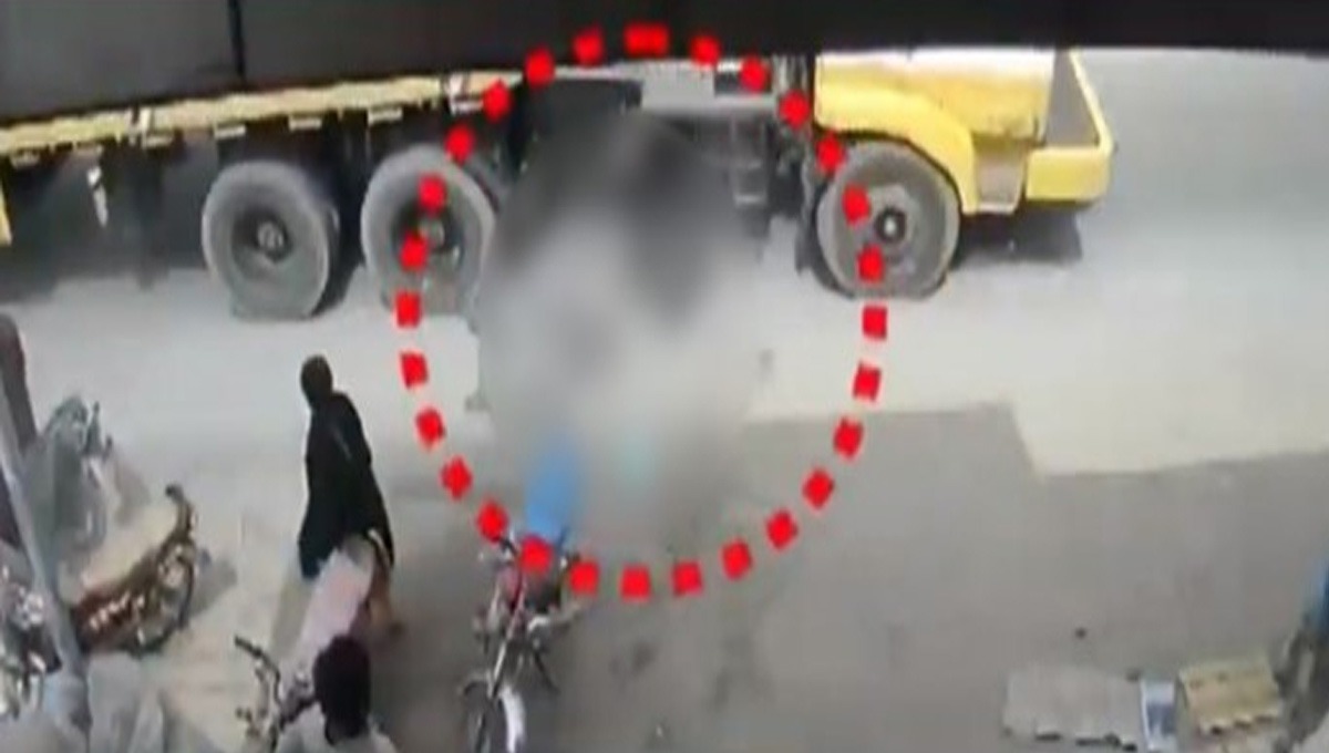 یہ شخص ٹرک کے نیچے آگیا تھا مگر کیسے بچ نکلا؟ دیکھیں حیران کر دینے والے ٹریفک حادثے کی ویڈیو