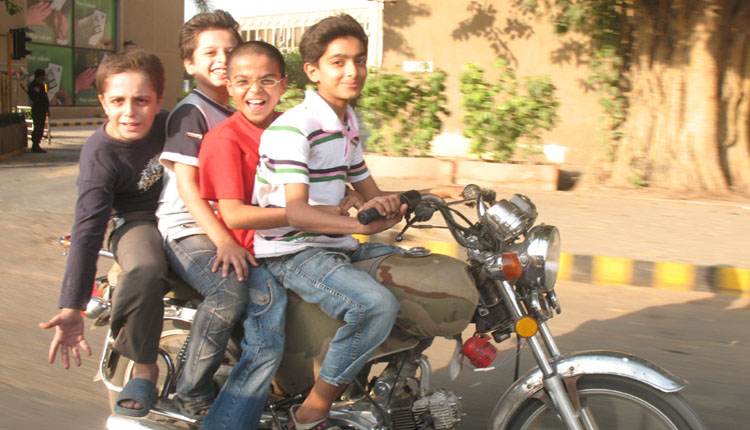 اگر آپ کا بچہ بھی موٹر سائیکل چلاتا ہے تو فوراً روکیں ورنہ جان بھی جاسکتی ہے ۔۔۔ کم عمر بچوں میں موٹر سائیکل چلانے کا رجحان اور حادثات