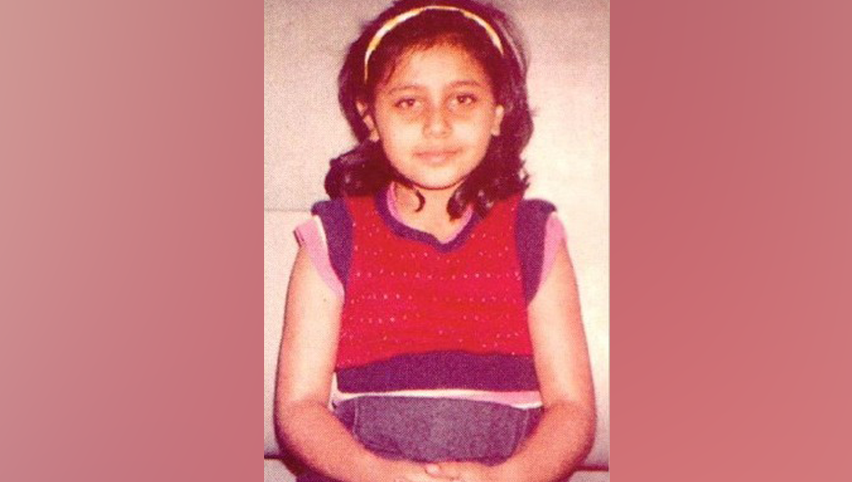 لال اور نیلے رنگ کے کپڑے پہنے یہ بچی کون ہے؟ خوبصورت و معصوم نظر آنے والی اس شخصیت کو 80 فیصد لوگ پہچان نہیں پاتے 