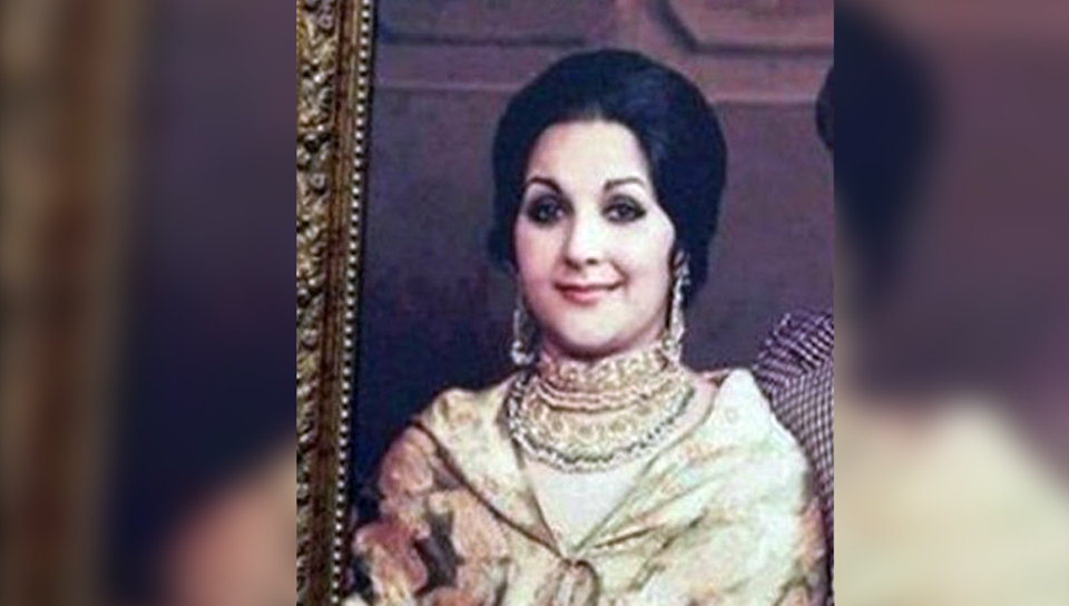 کیا آپ اس تصویر میں مشہور سیاستدان کی اہلیہ کو پہچان سکتے ہیں؟