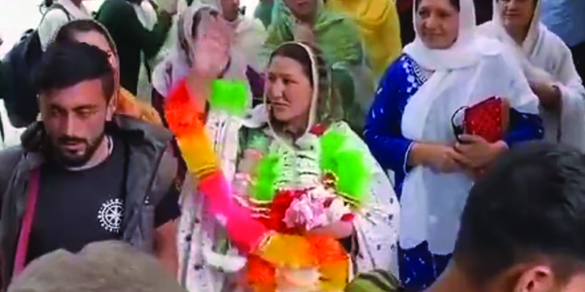 ہم زندہ قوم ہیں۔ریٹائرمنٹ پر خاتون ٹیچر کو شاندار خراج عقیدت کی دل چھو لینے والی ویڈیو وائرل