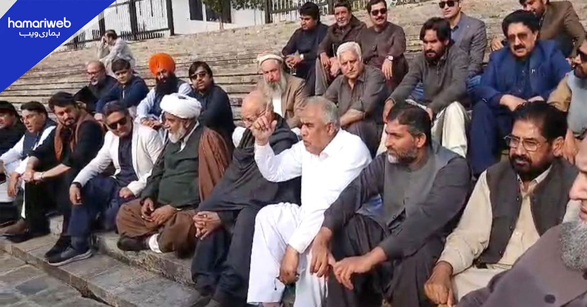 سپریم کورٹ کے باہر احتجاج، بانی پی ٹی آئی سے ملاقات اور مقدمات مقرر کرنے کا مطالبہ