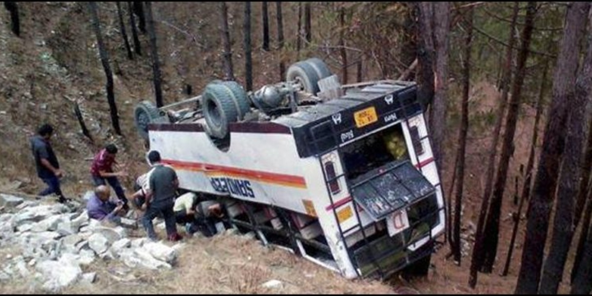 زائرین سے بھری بس خوفناک حادثے کا شکار ہو گئی ۔۔ جانیں  اب مسافر کس حال میں ہیں 