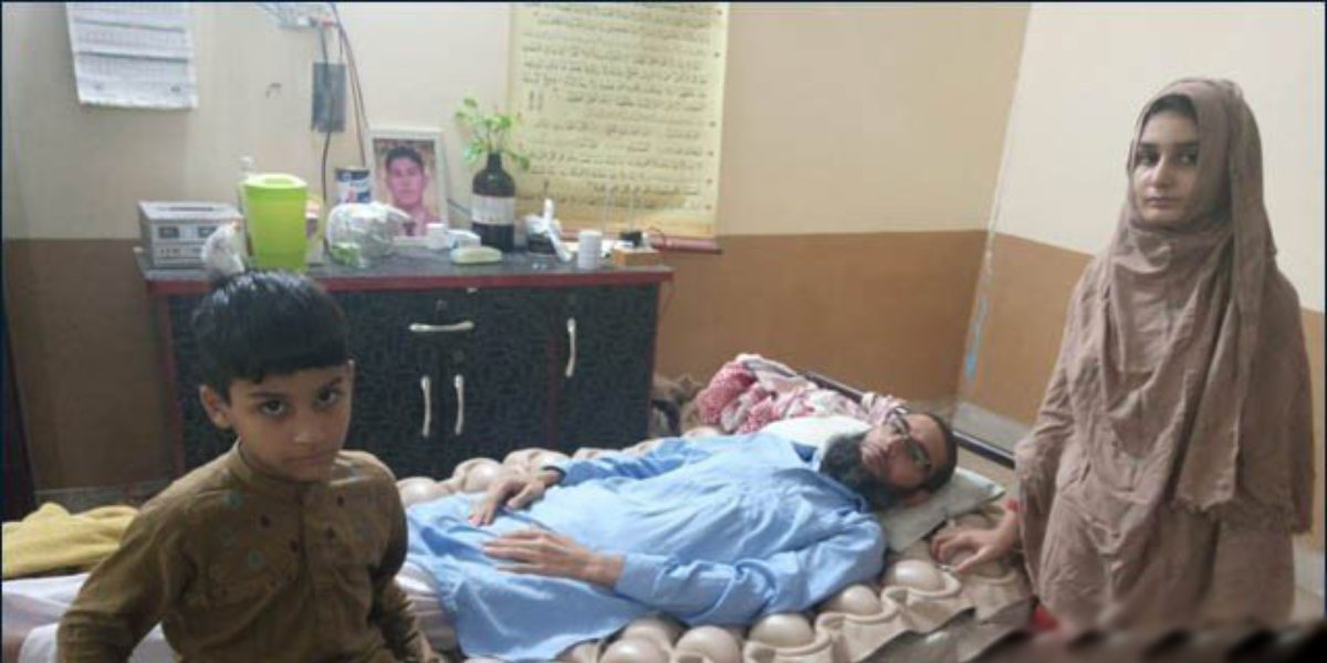 عمر بھر کے لیے معذوری کا شکار ہوگئے اور بیوی بھی چھوڑ  کر چلی گئی۔۔ جانیے ایک سیکیورٹی گارڈ کی افسوسناک کہانی جو آپ کو بھی دکھ میں مبتلا کر دے گی 