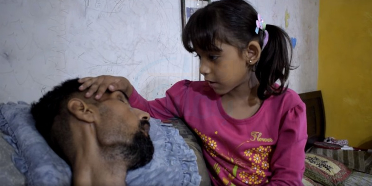 کرنٹ لگنے سے گھر کا واحد کمانے والا نوجوان بے بسی کی علامت بن کر رہ گیا ۔۔ معصوم بیٹی 2 سال سے بستر پر پڑے باپ کے پاس بیٹھی دعائیں مانگتی رہتی ہے