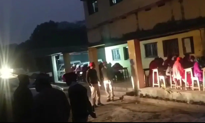 امتحان کے کمرے میں لائٹ بھی نہیں تھی.. گاڑی کی روشنی میں  امتحان دینے کی ویڈیو وائرل