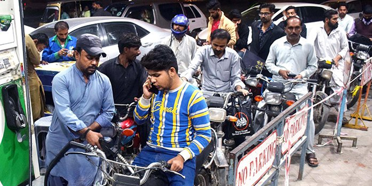 حکومت کا تیسرا پیٹرول بم حملہ، ڈیزل 59 ، پیٹرول24 روپے لیٹر مہنگا 