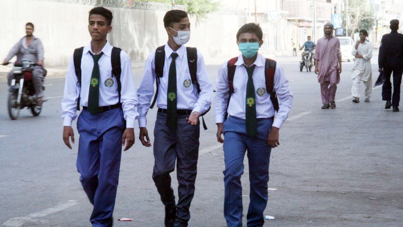 تعلیمی ادارے کھلے رکھیں یا پھر بند کردیے جائیں؟ والدین وطلبہ  پریشان