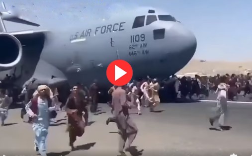 کوئی جہاز کے اوپر بیٹھ گیا تو کوئی پروں پر لٹک گیا ۔۔ افغان شہریوں کی امریکی طیارے کے ساتھ بھاگنے کی کوشش، خوفناک  ویڈیو سوشل میڈیا پر وائرل