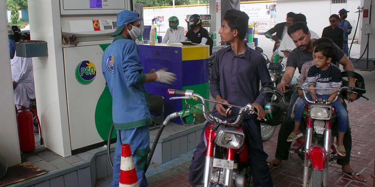 حکومت کا عوام کو نئے سال کا تحفہ ۔۔ پیٹرول کی قیمت میں اضافہ کر دیا گیا