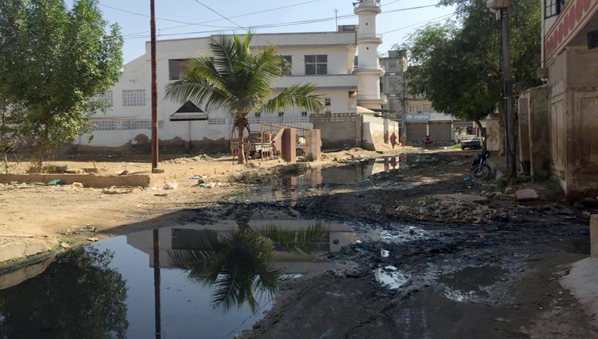 کراچی والوں کا کوئی پُرسانِ حال نہیں، نارتھ کراچی سیکٹر 3 میں کچرا، گندگی اور بدبو علاقہ مکینوں کا مقدر، نمازِ جنازہ ادا کرنا بھی محال ہو گیا