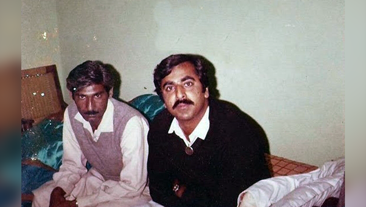 کیا آپ پہچان سکتے ہیں کہ یہ کس مشہور پاکستانی سیاستدان کی پرانی تصویر ہے؟