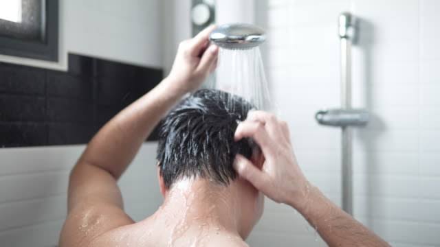 اگر آپ بھی اس طرح نہاتے ہیں تو ٹہریں ! جانیں وہ کون سی خطرناک غلطیاں ہیں جو آپ نہانے کے دوران کرتے ہیں