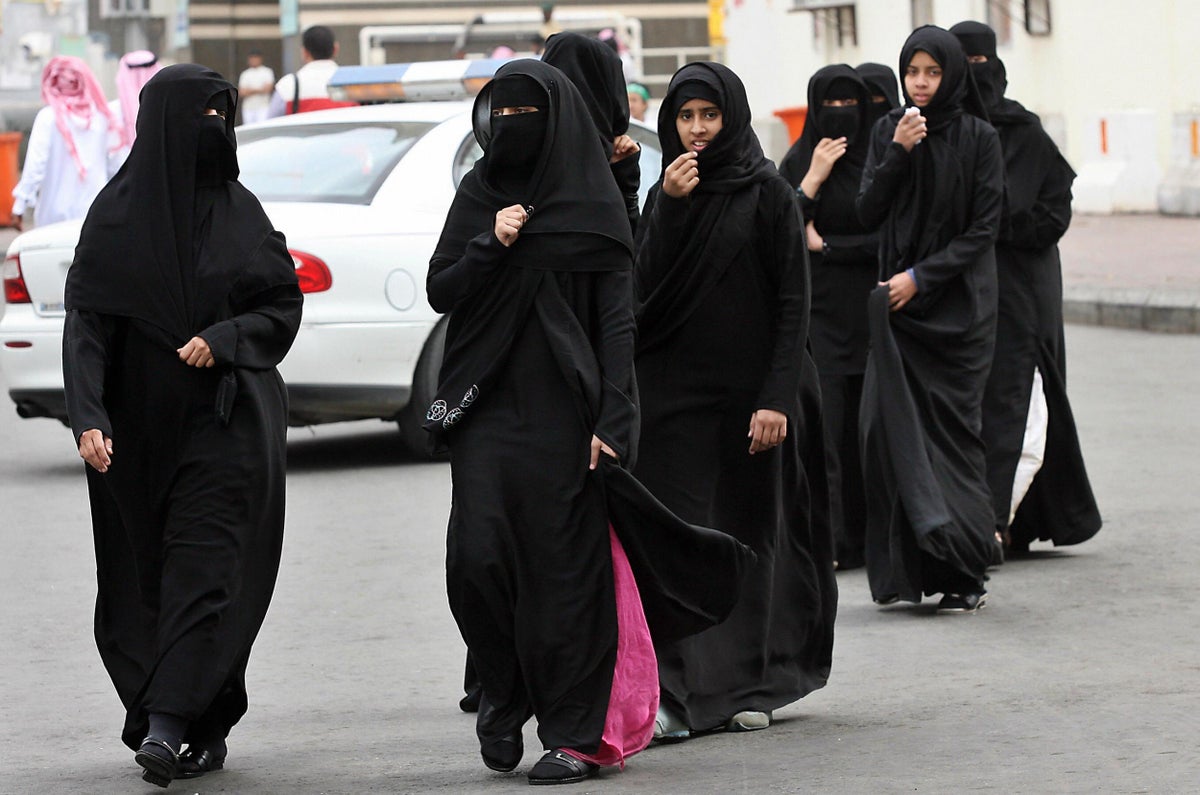کونسے ملک  نے برقعے پر پابندی لگا دی؟ مسلمانوں کا عدالت جانے کا اعلان