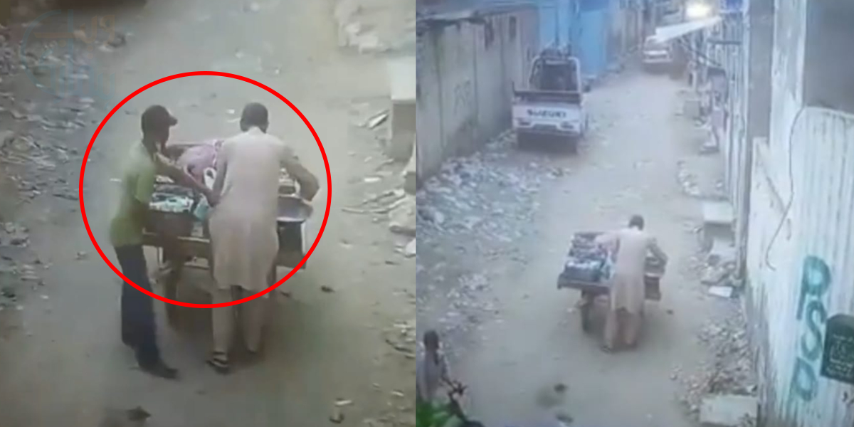 اچانک موٹر سائیکل پر دو افراد آئے اور۔۔۔ ڈاکوؤں نے سبزی والے غریب بندے کو کیسے لوٹا؟ ویڈیو وائرل