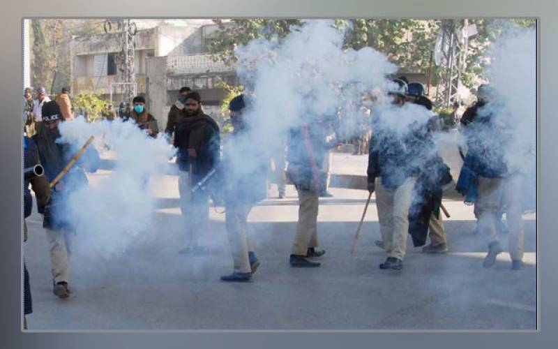 شاہراہ دستور میدان جنگ بن گئی۔۔۔ دیکھیں بدترین صورتحال کے مناظر