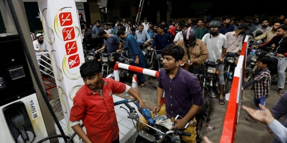 اب کوئی سبسڈی نہیں ملے گی۔۔۔حکومت نے پیٹرول مزید کتنا مہنگا کرنے کی نوید سنادی؟