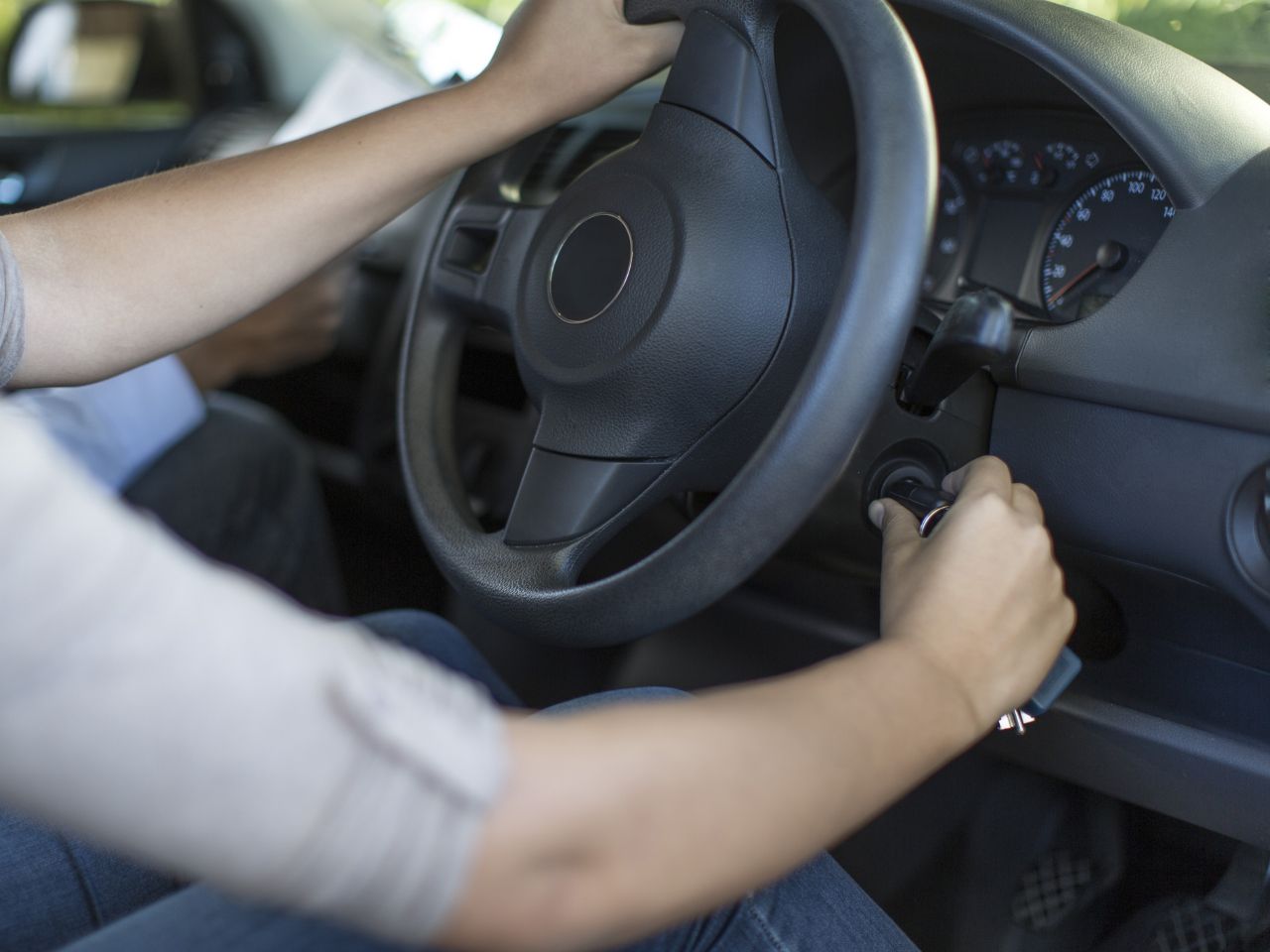 گاڑی کی چابی گم جائے تو اس کو بغیر چابی کیسے سٹارٹ کیا جائے جانیں اسٹیرنگ لاک کھولنے کا آسان طریقہ