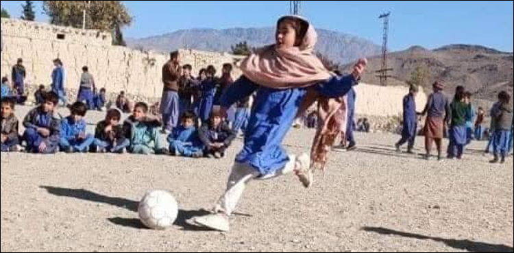 فٹبال کو کِک لگاتی یہ بچی کون ہے؟ تصویر لوگوں کو کیوں پسند آ رہی ہے؟