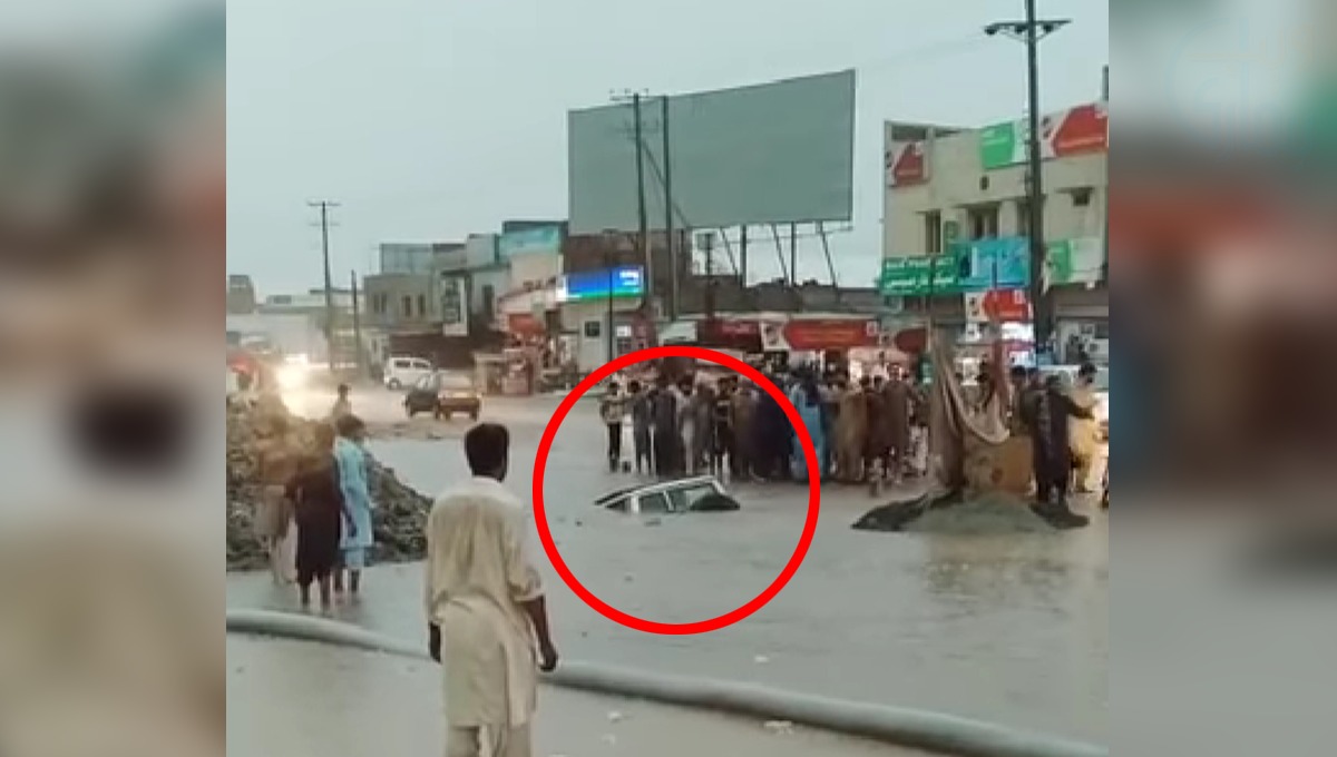 طوفانی بارش سے تباہی ۔۔ گاڑی آہستہ آہستہ گڑھے میں چلی گئی ویڈیو سوشل میڈیا پر وائرل
